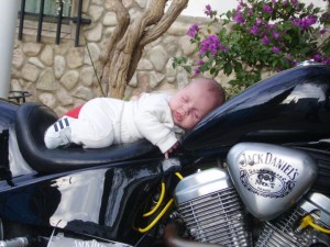 Niño durmiendo sobre moto